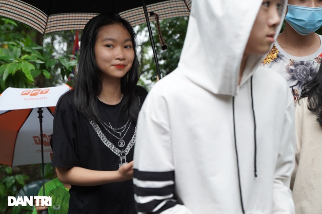 Thousands of visitors in the rain team went to Hung Temple even though it wasn't the festival day - 4