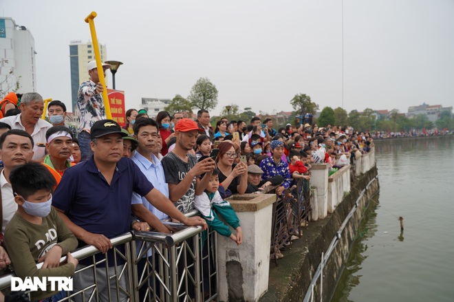 Hàng vạn người đổ về hồ Văn Lang xem đua thuyền rồng ở Phú Thọ - 4 Hàng vạn người đổ về hồ Văn Lang xem đua thuyền rồng ở Phú Thọ - 4