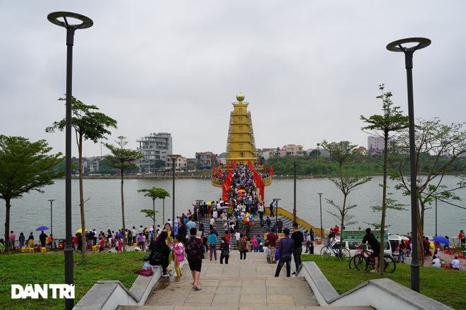 Hàng vạn người đổ về hồ Văn Lang xem đua thuyền rồng ở Phú Thọ - 5