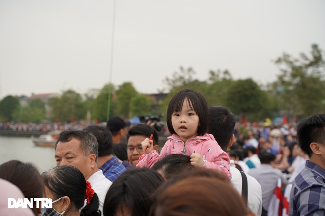 Hàng vạn người đổ về hồ Văn Lang xem đua thuyền rồng ở Phú Thọ - 7 Hàng vạn người đổ về hồ Văn Lang xem đua thuyền rồng ở Phú Thọ - 7