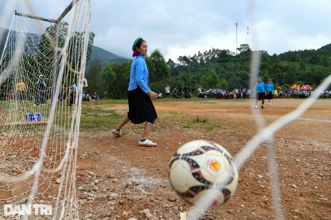 Ngắm các chị em dân tộc mặc váy xỏ giày thi đấu bóng đá trên đỉnh núi cao - 26
