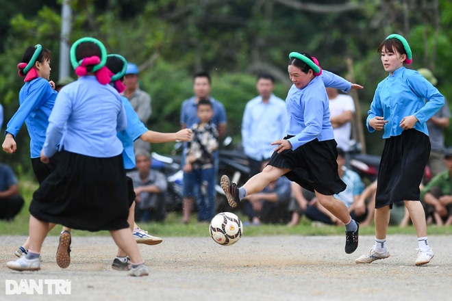 Ngắm các chị em dân tộc mặc váy xỏ giày thi đấu bóng đá trên đỉnh núi cao - 16