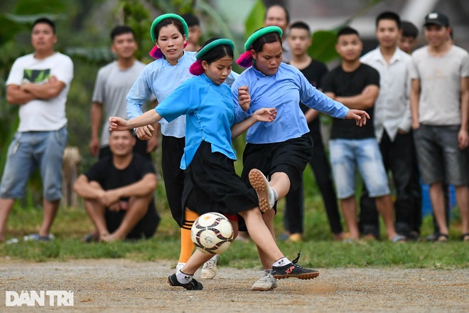 Watching ethnic women wearing skirts and shoes to play football on the high mountain - 9