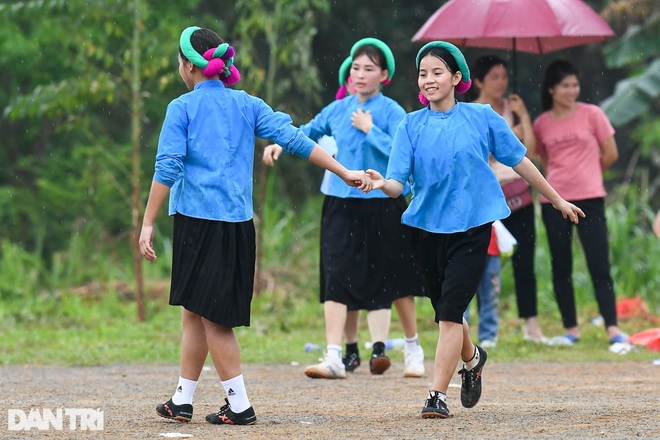 Ngắm các chị em dân tộc mặc váy xỏ giày thi đấu bóng đá trên đỉnh núi cao - 20