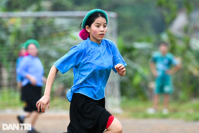 Watching ethnic women wearing skirts and shoes to play football on the high mountain - 17