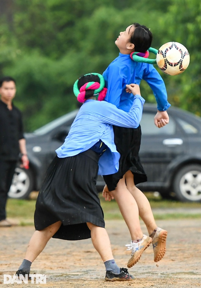 Ngắm các chị em dân tộc mặc váy xỏ giày thi đấu bóng đá trên đỉnh núi cao - 12