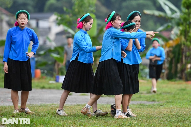 Ngắm các chị em dân tộc mặc váy xỏ giày thi đấu bóng đá trên đỉnh núi cao - 21