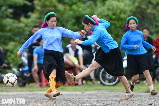 Watching ethnic sisters wearing skirts and shoes to play football on the high mountain - 10
