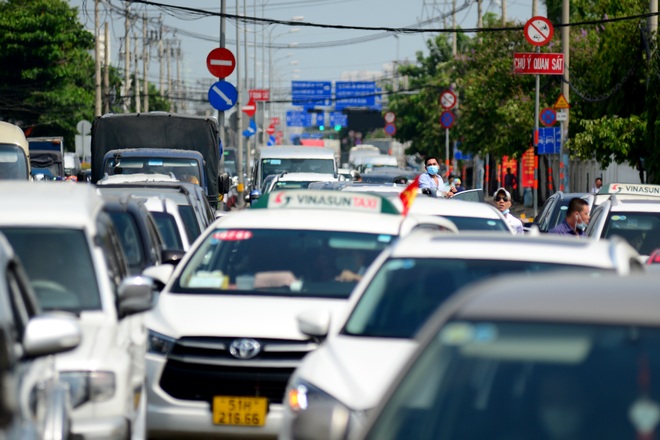 Kẹt xe kinh hoàng kéo dài hơn 2km tuyến đường phà Cát Lái - Nhơn Trạch - 4 Kẹt xe kinh hoàng kéo dài hơn 2km tuyến đường phà Cát Lái - Nhơn Trạch - 4