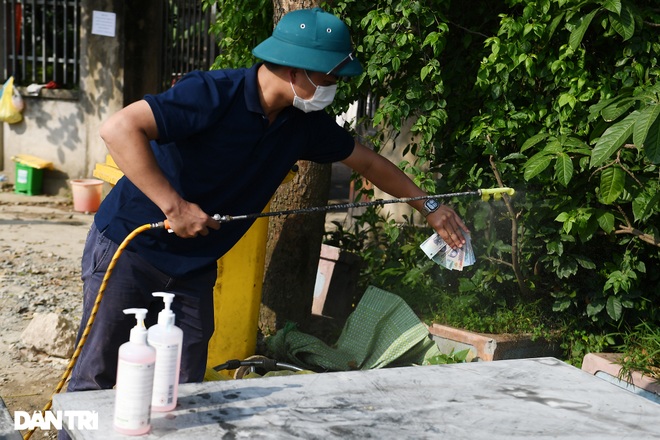 Cuộc sống khu dân cư cách ly ở Hà Nội: Cầu trời cho dịch bệnh qua nhanh - 2