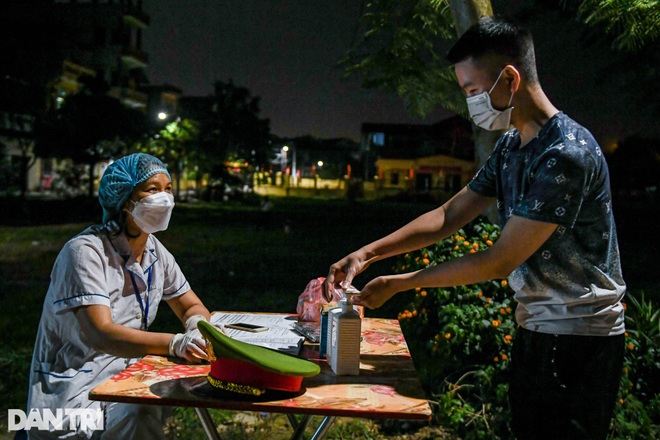Xuyên đêm tẩy độc khử khuẩn nơi ở gần 6.000 người bị phong tỏa tại Gia Lâm - 2 Xuyên đêm tẩy độc khử khuẩn nơi ở gần 6.000 người bị phong tỏa tại Gia Lâm - 2