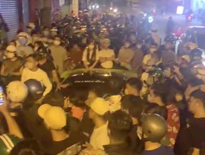 Xôn xao clip CSGT còng tay tài xế lái siêu xe Ferrari - 2 Xôn xao clip CSGT còng tay tài xế lái siêu xe Ferrari - 2