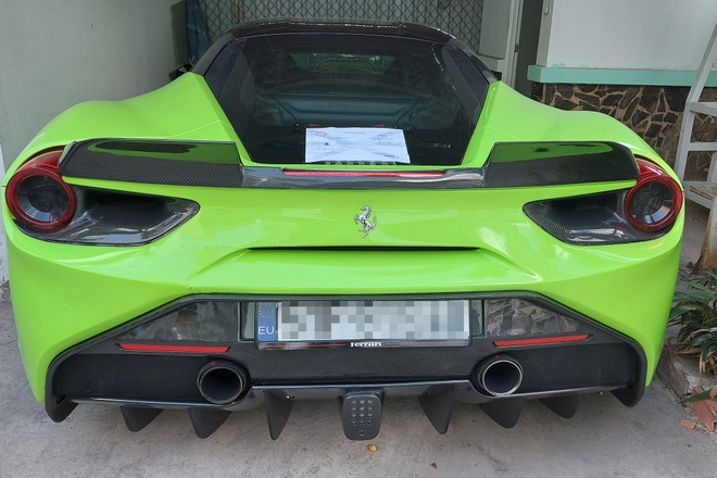 Xôn xao clip CSGT còng tay tài xế lái siêu xe Ferrari - 3 Xôn xao clip CSGT còng tay tài xế lái siêu xe Ferrari - 3