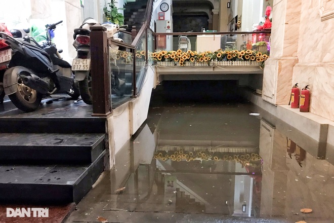 Hà Nội ngập sâu trong nước sau cơn mưa ngắn chưa đầy 1 tiếng đồng hồ - 18 Hà Nội ngập sâu trong nước sau cơn mưa ngắn chưa đầy 1 tiếng đồng hồ - 18