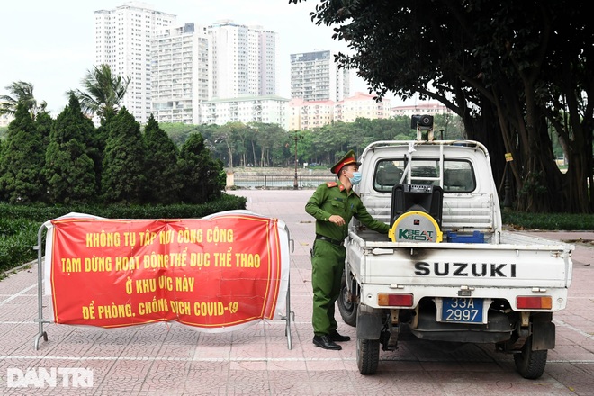 Lập chốt ngăn người dân chui rào, tụ tập trong các công viên ở Hà Nội - 5