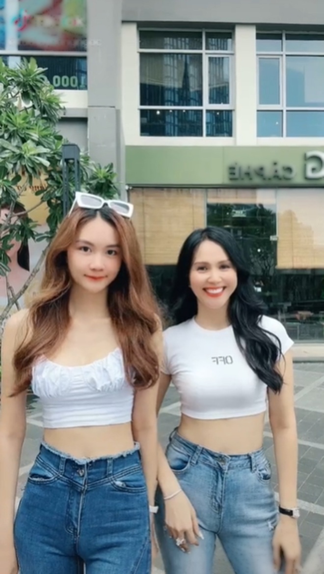 Nữ sinh cao 1m75 khoe mẹ trẻ đẹp như chị em song sinh - 1 Nữ sinh cao 1m75 khoe mẹ trẻ đẹp như chị em song sinh - 1