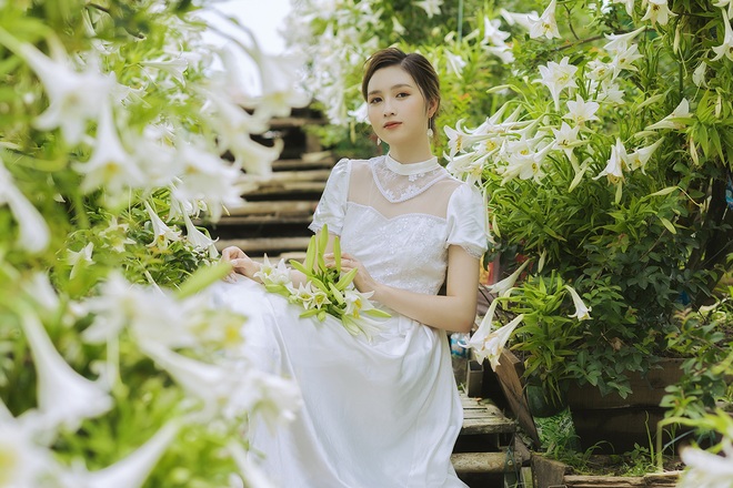 Hoa khôi ĐH Quốc gia Hà Nội khoe lưng trắng ngần giữa vườn loa kèn mùa hạ - 10
