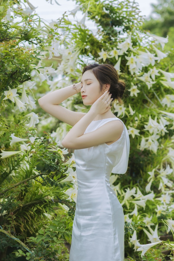 Hoa khôi ĐH Quốc gia Hà Nội khoe lưng trắng ngần giữa vườn loa kèn mùa hạ - 11