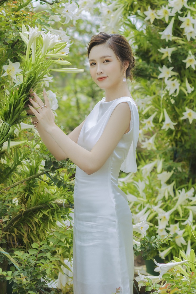 Hoa khôi ĐH Quốc gia Hà Nội khoe lưng trắng ngần giữa vườn loa kèn mùa hạ - 2 Hoa khôi ĐH Quốc gia Hà Nội khoe lưng trắng ngần giữa vườn loa kèn mùa hạ - 2