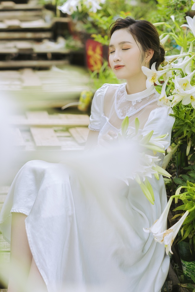 Hoa khôi ĐH Quốc gia Hà Nội khoe lưng trắng ngần giữa vườn loa kèn mùa hạ - 6