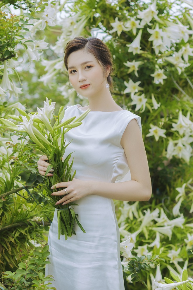 Hoa khôi ĐH Quốc gia Hà Nội khoe lưng trắng ngần giữa vườn loa kèn mùa hạ - 8