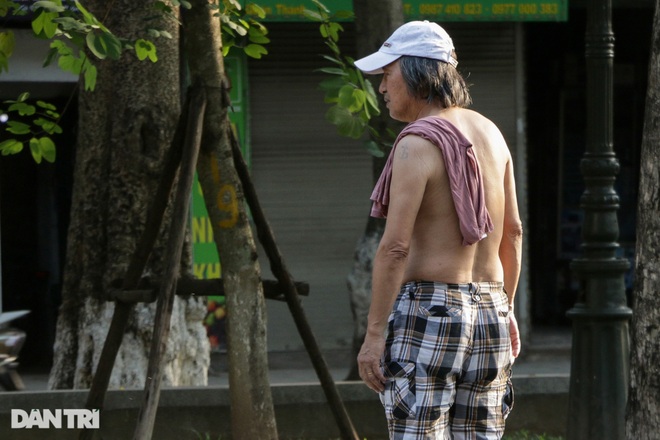 2 tuần nắng nóng ở Hà Nội: Người dân tụ tập giải nhiệt bất chấp lệnh cấm - 5