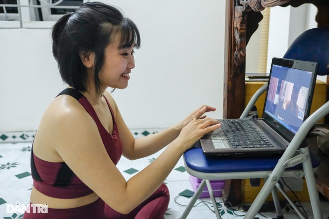 Hồ Gươm biến thành trường đua xe đạp, chật ních người đi bộ tập thể dục - 19 Hồ Gươm biến thành trường đua xe đạp, chật ních người đi bộ tập thể dục - 19