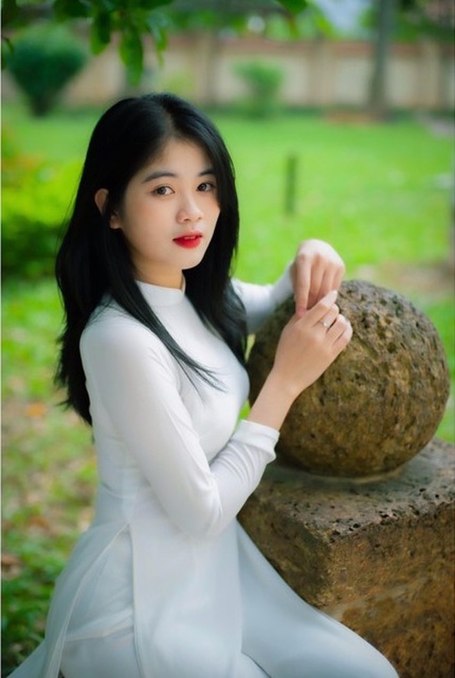 Nàng thơ xinh tựa thiên thần trong áo dài trắng đốn tim cộng đồng mạng - 1