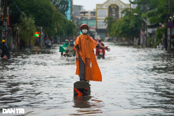 Ngập khu phong tỏa Gò Vấp: Đẩy xe không thấy tiệm sửa nào vì Covid-19 - 7 Ngập khu phong tỏa Gò Vấp: Đẩy xe không thấy tiệm sửa nào vì Covid-19 - 7