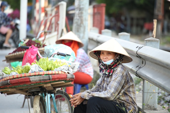 Hà Nội: Những gánh hàng rong mưu sinh dưới nắng nóng 40 độ C - 4 Hà Nội: Những gánh hàng rong mưu sinh dưới nắng nóng 40 độ C - 4