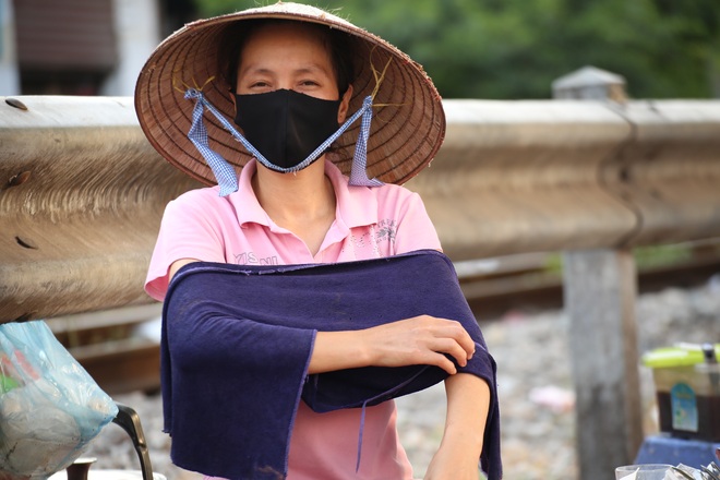 Hà Nội: Những gánh hàng rong mưu sinh dưới nắng nóng 40 độ C - 3 Hà Nội: Những gánh hàng rong mưu sinh dưới nắng nóng 40 độ C - 3