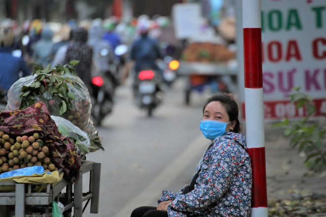 Hà Nội: Những gánh hàng rong mưu sinh dưới nắng nóng 40 độ C - 7 Hà Nội: Những gánh hàng rong mưu sinh dưới nắng nóng 40 độ C - 7