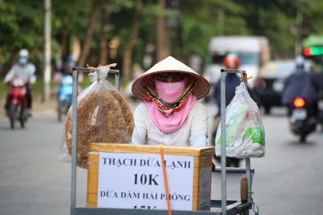 Hà Nội: Những gánh hàng rong mưu sinh dưới nắng nóng 40 độ C - 5 Hà Nội: Những gánh hàng rong mưu sinh dưới nắng nóng 40 độ C - 5
