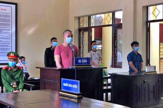 30 tháng tù cho kẻ ăn nhậu rồi đánh thành viên chốt kiểm dịch Covid-19 - 1 30 tháng tù cho kẻ ăn nhậu rồi đánh thành viên chốt kiểm dịch Covid-19 - 1