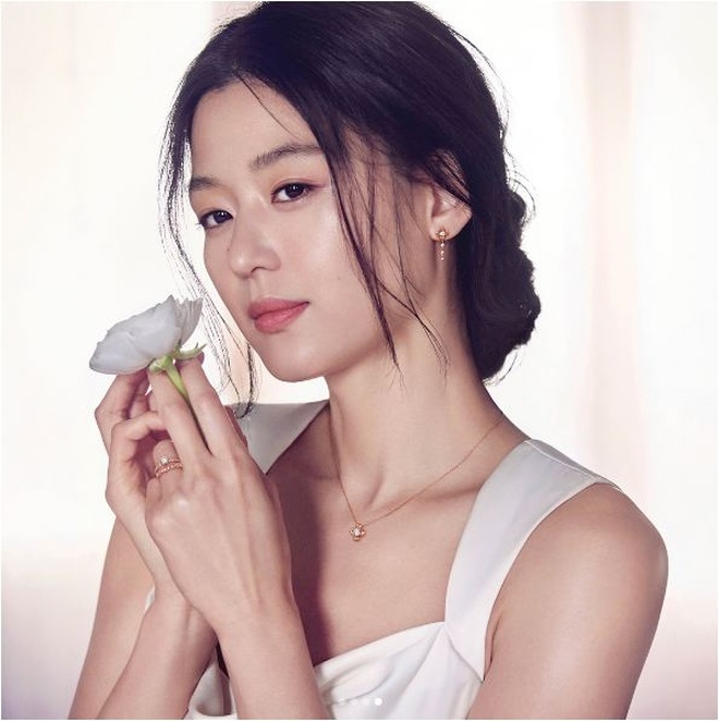 Hình ảnh hiếm hoi của Jeon Ji Hyun bên chồng trước tin đồn chia tay - 1 Hình ảnh hiếm hoi của Jeon Ji Hyun bên chồng trước tin đồn chia tay - 1