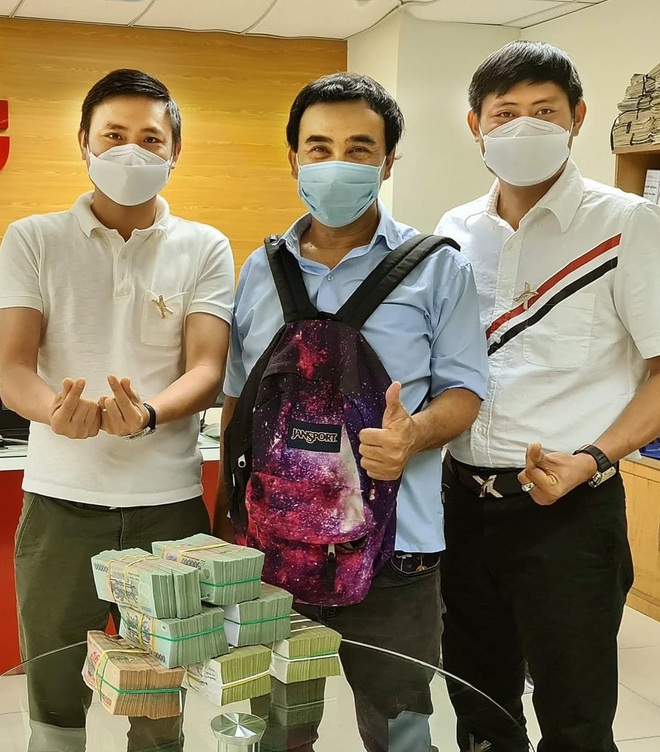 MC Quyền Linh ủng hộ 2,2 tỷ đồng để mua vắc xin cho người nghèo - 3 MC Quyền Linh ủng hộ 2,2 tỷ đồng để mua vắc xin cho người nghèo - 3