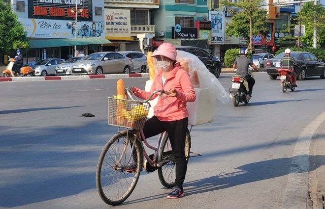 Hà Nội: Những gánh hàng rong mưu sinh dưới nắng nóng 40 độ C - 6 Hà Nội: Những gánh hàng rong mưu sinh dưới nắng nóng 40 độ C - 6