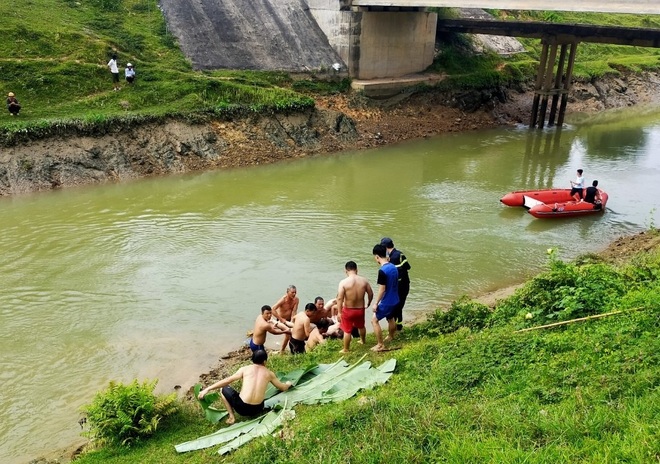 Đến sáng 4/6, lực lượng chức năng đã tìm thấy thi thể nam sinh lớp 11 cách địa điểm chết đuối khoảng 25m. Đến sáng 4/6, lực lượng chức năng đã tìm thấy thi thể nam sinh lớp 11 cách địa điểm chết đuối khoảng 25m.