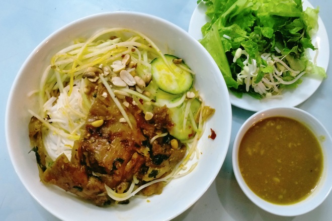Fall in love with the irresistible rustic flavor of Da Nang grilled pork vermicelli - 1