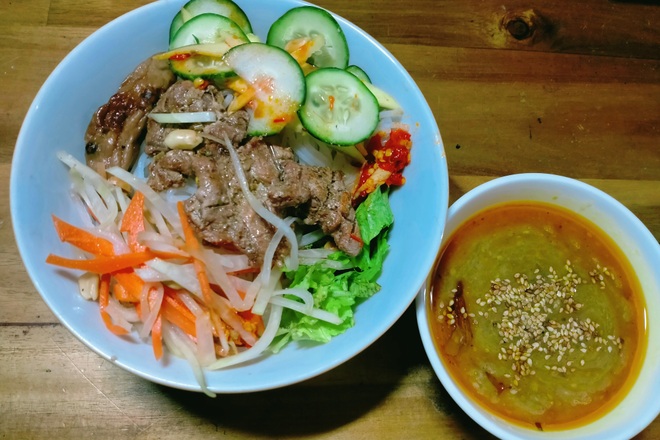 Fall in love with the irresistible rustic flavor of Da Nang grilled pork vermicelli - 5