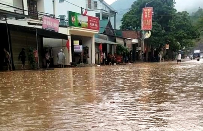 Mưa xối xả, thị trấn huyện cao nhất Nghệ An ngập gần nửa mét - 2 Mưa xối xả, thị trấn huyện cao nhất Nghệ An ngập gần nửa mét - 2