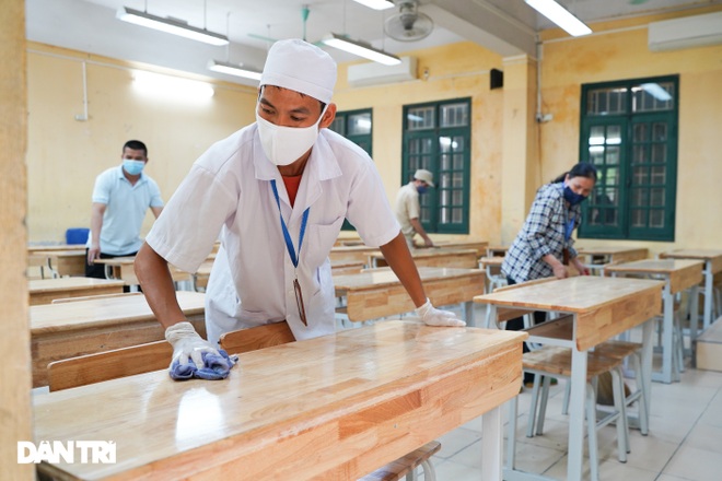 Trường học ở Hà Nội tất bật dọn dẹp chuẩn bị cho kỳ thi tuyển sinh lớp 10 - 6 Trường học ở Hà Nội tất bật dọn dẹp chuẩn bị cho kỳ thi tuyển sinh lớp 10 - 6