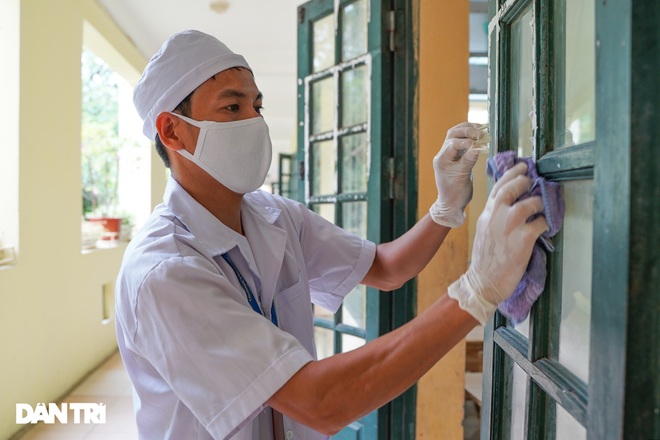 Trường học ở Hà Nội tất bật dọn dẹp chuẩn bị cho kỳ thi tuyển sinh lớp 10 - 3 Trường học ở Hà Nội tất bật dọn dẹp chuẩn bị cho kỳ thi tuyển sinh lớp 10 - 3