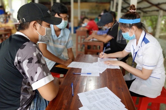 Nữ sinh viên tình nguyện ngày, đêm cắm chốt phòng, chống dịch Covid-19 - 4 Nữ sinh viên tình nguyện ngày, đêm cắm chốt phòng, chống dịch Covid-19 - 4
