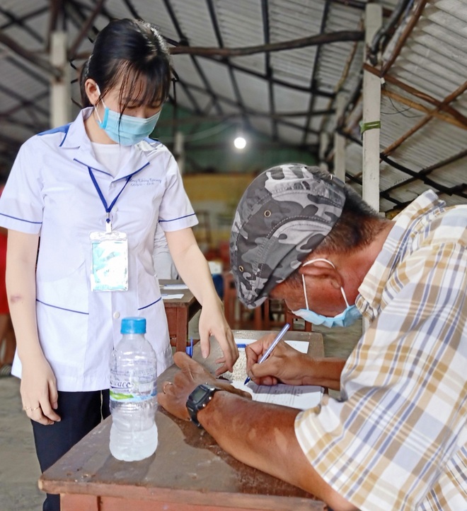 Nữ sinh viên tình nguyện ngày, đêm cắm chốt phòng, chống dịch Covid-19 - 2 Nữ sinh viên tình nguyện ngày, đêm cắm chốt phòng, chống dịch Covid-19 - 2