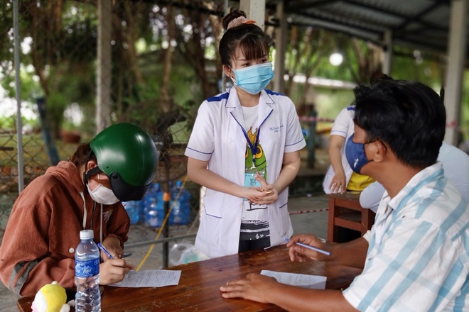 Nữ sinh viên tình nguyện ngày, đêm cắm chốt phòng, chống dịch Covid-19 - 5 Nữ sinh viên tình nguyện ngày, đêm cắm chốt phòng, chống dịch Covid-19 - 5