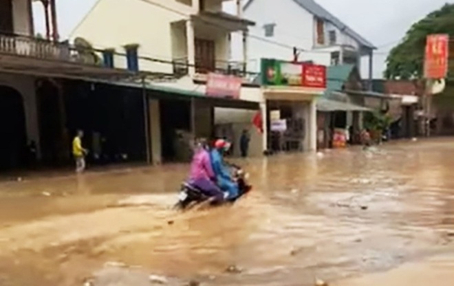 Mưa xối xả, thị trấn huyện cao nhất Nghệ An ngập gần nửa mét - 3 Mưa xối xả, thị trấn huyện cao nhất Nghệ An ngập gần nửa mét - 3