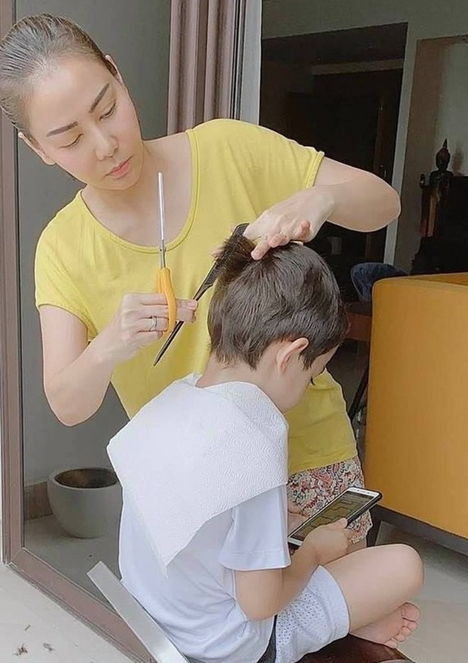 Ảnh ấn tượng những tiệm tóc 0 đồng chẳng lo đóng cửa của sao Việt - 7 Ảnh ấn tượng những tiệm tóc 0 đồng chẳng lo đóng cửa của sao Việt - 7