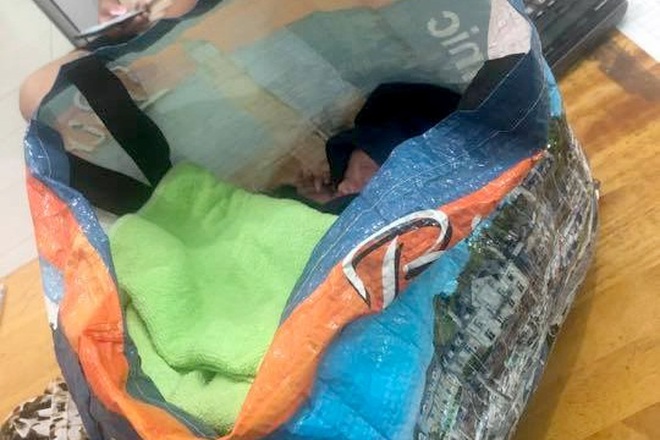 Vụ bé sơ sinh bị bỏ rơi trên ghế đá: Người mẹ bị trầm cảm - 1 Vụ bé sơ sinh bị bỏ rơi trên ghế đá: Người mẹ bị trầm cảm - 1