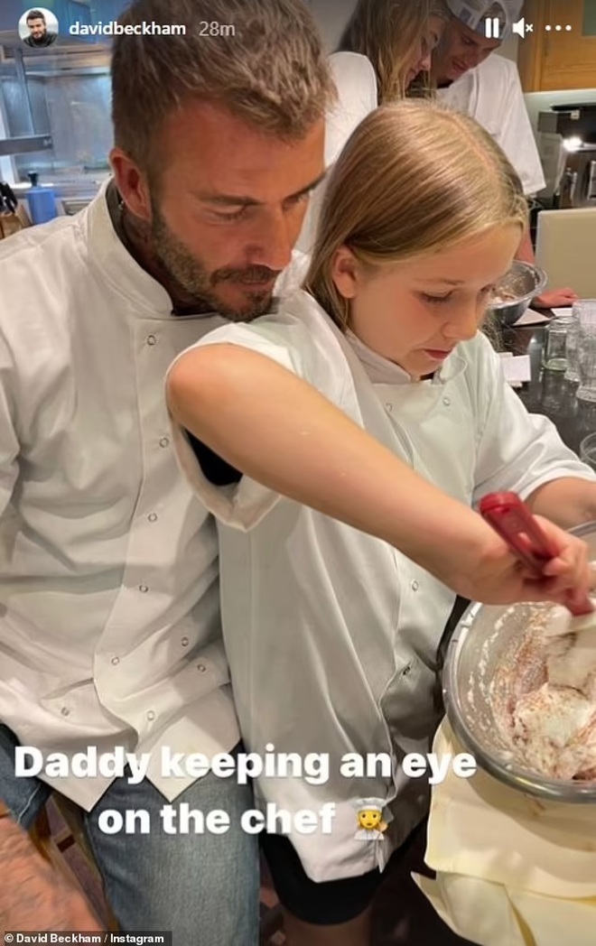 Ngọt ngào khoảnh khắc David Beckham cùng làm bánh với con gái